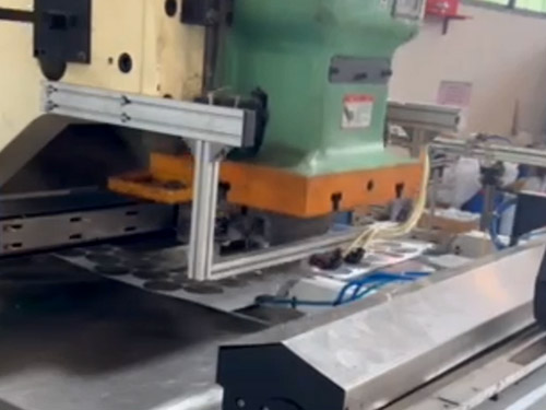 旋開(kāi)蓋生產(chǎn)線(xiàn)